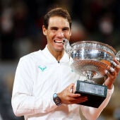 Rafa Nadal posa sonriente con el trofeo de Roland Garros.