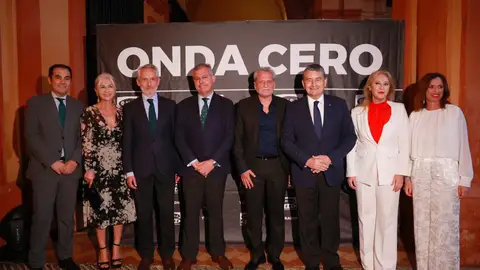De izq a dcha. José Antonio Nieto, Patricia del Pozo, Ramón Osorio, José Luis Sanz, Manuel Prieto, Antonio Sanz, Carolina España y Rocío Díaz De izq a dcha. José Antonio Nieto, Patricia del Pozo, Ramón Osorio, José Luis Sanz, Manuel Prieto, Antonio Sanz, Carolina España y Rocío Díaz