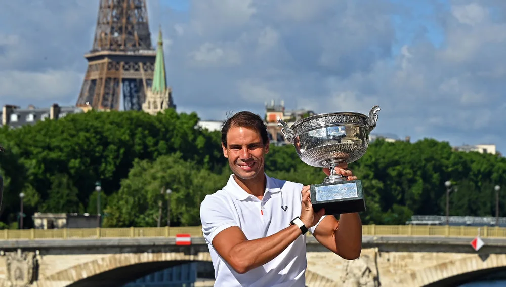 Rafa Nadal posa con su 14º Roland Garros con la Torre Eiffel de fondo Rafa Nadal posa con su 14º Roland Garros con la Torre Eiffel de fondo