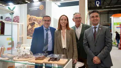 Gallardo visita la feria Fruit Attraction en Madrid y sitúa el sector de la fruta como "imprescindible" para Extremadura Gallardo visita la feria Fruit Attraction en Madrid y sitúa el sector de la fruta como "imprescindible" para Extremadura