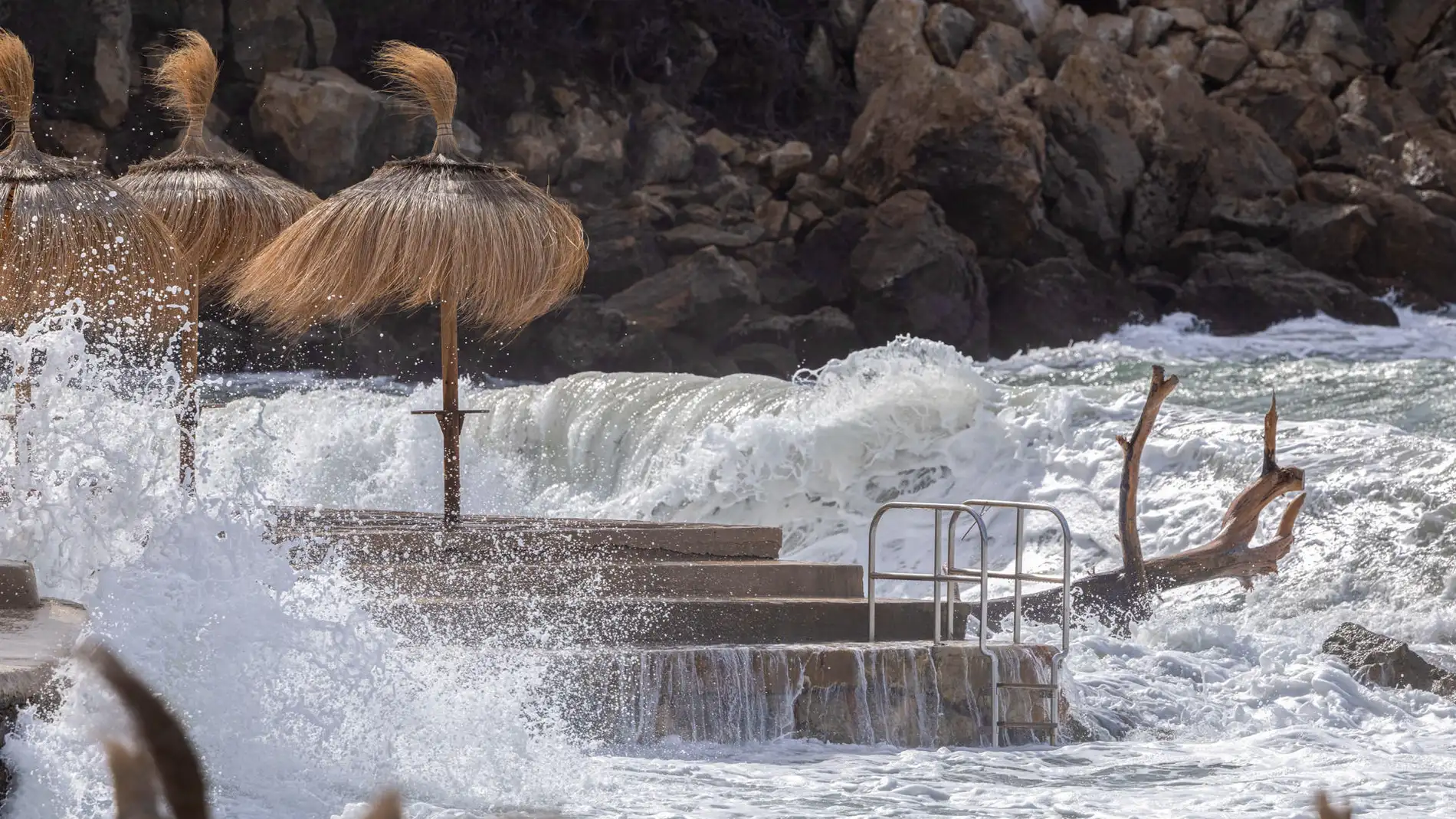 Olas azotan un paseo en Andrax, Malloca Olas azotan un paseo en Andrax, Malloca