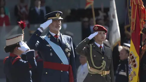 El rey Felipe VI y la princesa Leonor durante el desfile del 12 de octubre de 2023 Así será el desfile del 12 de octubre por el Día de la Hispanidad: dónde ver y cómo afecta al tráfico