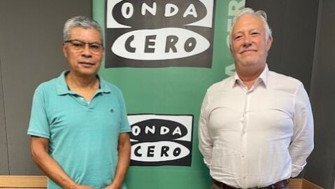 Lino Salas, a la izquierda, y Tom&aacute;s Ale&ntilde;ar, a la derecha, dos de los voluntarios de El Tel&eacute;fono de la Esperanza