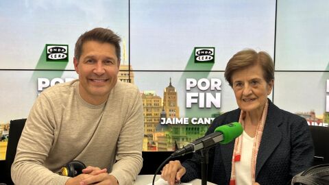 Adela Cortina en los estudios de Onda Cero junto a Jaime Cantizano 