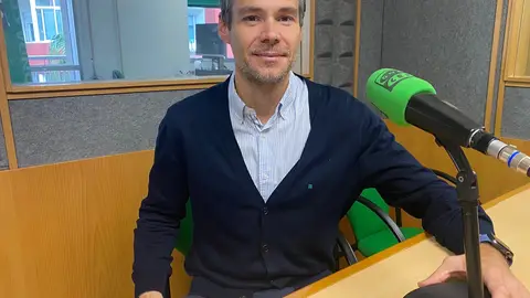 Daniel Martinez, especialista Laboral de Maria Cobian y asociados de Pontevedra Entrevista en Más de Uno Pontevedra