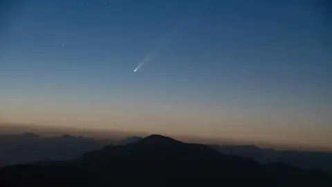 Imagen del cometa C/2023 A3 (Tsuchinshan-ATLAS) tomada desde la Caldera de Gayria, en la localidad de Agua de Bueyes (Fuerteventura). Imagen del cometa C/2023 A3 (Tsuchinshan-ATLAS) tomada desde la Caldera de Gayria, en la localidad de Agua de Bueyes (Fuerteventura).