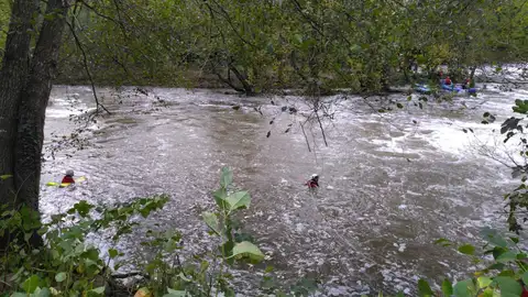 Rescatada una joven que casi se ahoga tras sufrir un accidente en canoa en el Asón Rescatada una joven que casi se ahoga tras sufrir un accidente en canoa en el Asón