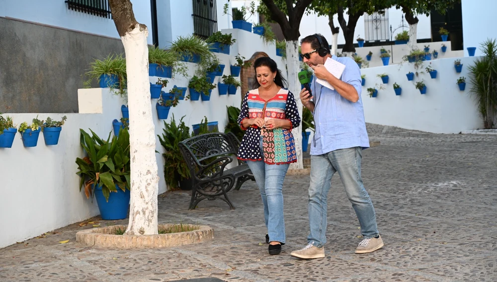 Con la alcaldesa de Hinojos, Joaquina del Valle, recorriendo algunos de los bellos rincones del municipio. Con la alcaldesa de Hinojos, Joaquina del Valle, recorriendo algunos de los bellos rincones del municipio.