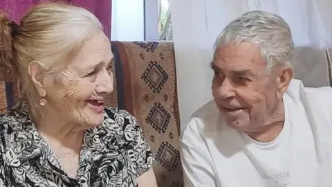 Un vecino de Plasencia recoge más de 36.000 firmas en un día para que no separen a sus padres con Alzheimer en dos residencias Un vecino de Plasencia recoge más de 36.000 firmas en un día para que no separen a sus padres con Alzheimer en dos residencias