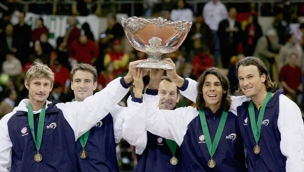 Rafa Nadal y el resto del equipo español, con la Copa Davis de 2004 Rafa Nadal y el resto del equipo español, con la Copa Davis de 2004