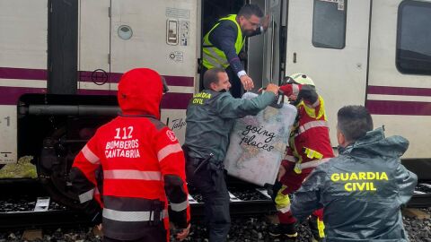 Bomberos y Guardia Civil rescatan a pasajeros atrapados en el Alvia en Campoo