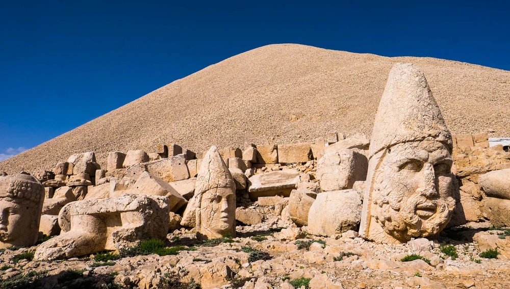 Cabezas gigantes de piedra en Nemrut Dag Cabezas gigantes de piedra en Nemrut Dag