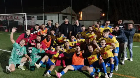 Los jugadores celebran su pase a la siguiente ronda Los jugadores celebran su pase a la siguiente ronda