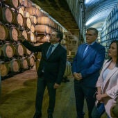 El presidente de la Diputación de Ciudad Real, Miguel Ángel Valverde, en su visita a las instalaciones de Señorío de Los Llanos (Valdepeñas)