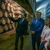 El presidente de la Diputación de Ciudad Real, Miguel Ángel Valverde, en su visita a las instalaciones de Señorío de Los Llanos (Valdepeñas) El presidente de la Diputación de Ciudad Real, Miguel Ángel Valverde, en su visita a las instalaciones de Señorío de Los Llanos (Valdepeñas)