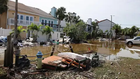 Fotografía de algunos daños causados por el paso del huracán Milton este jueves en Sarasota, Florida (EE.UU.) Fotografía de algunos daños causados por el paso del huracán Milton este jueves en Sarasota, Florida (EE.UU.)