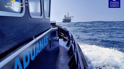 Imagen de la intervenci&oacute;n de 4.000 kilos de coca&iacute;na en un carguero al noreste de Canarias y detienen a sus diez tripulantes