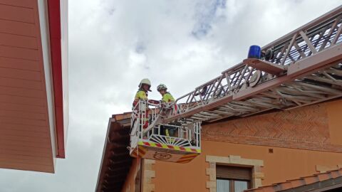 Bomberos retiran elementos con riesgo de ca&iacute;da en Reinosa