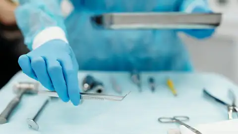 Imagen de archivo de un médico manejando instrumental. Imagen de archivo de un médico manejando instrumental.