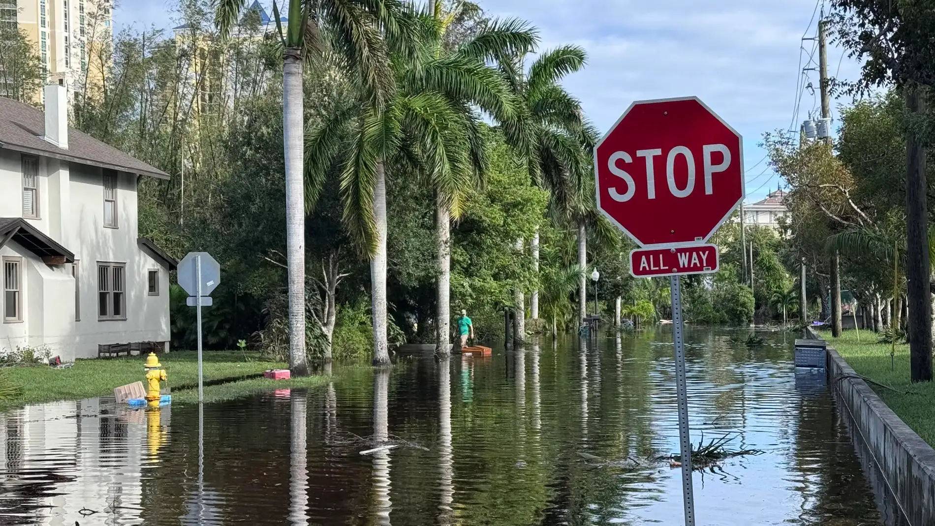 Fotografía de una calle inundada tras el paso del huracán Milton, en Fort Myers (Estados Unidos). Fotografía de una calle inundada tras el paso del huracán Milton, en Fort Myers (Estados Unidos).