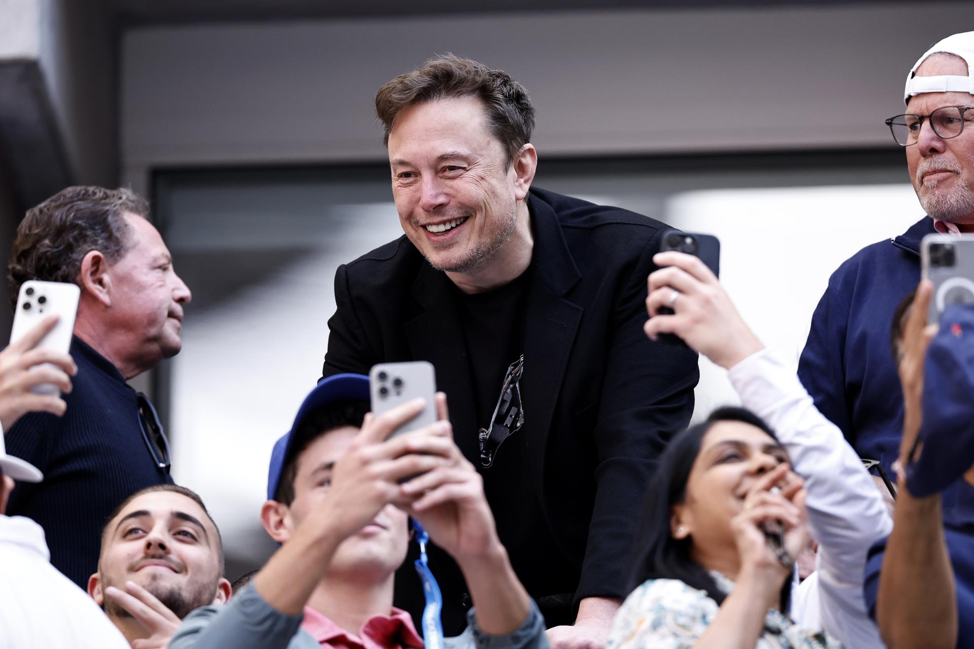 Elon Musk presenta el Cybercap: así es el primer prototipo de taxi sin conductor de Tesla Elon Musk presenta el Cybercap: así es el primer prototipo de taxi sin conductor de Tesla