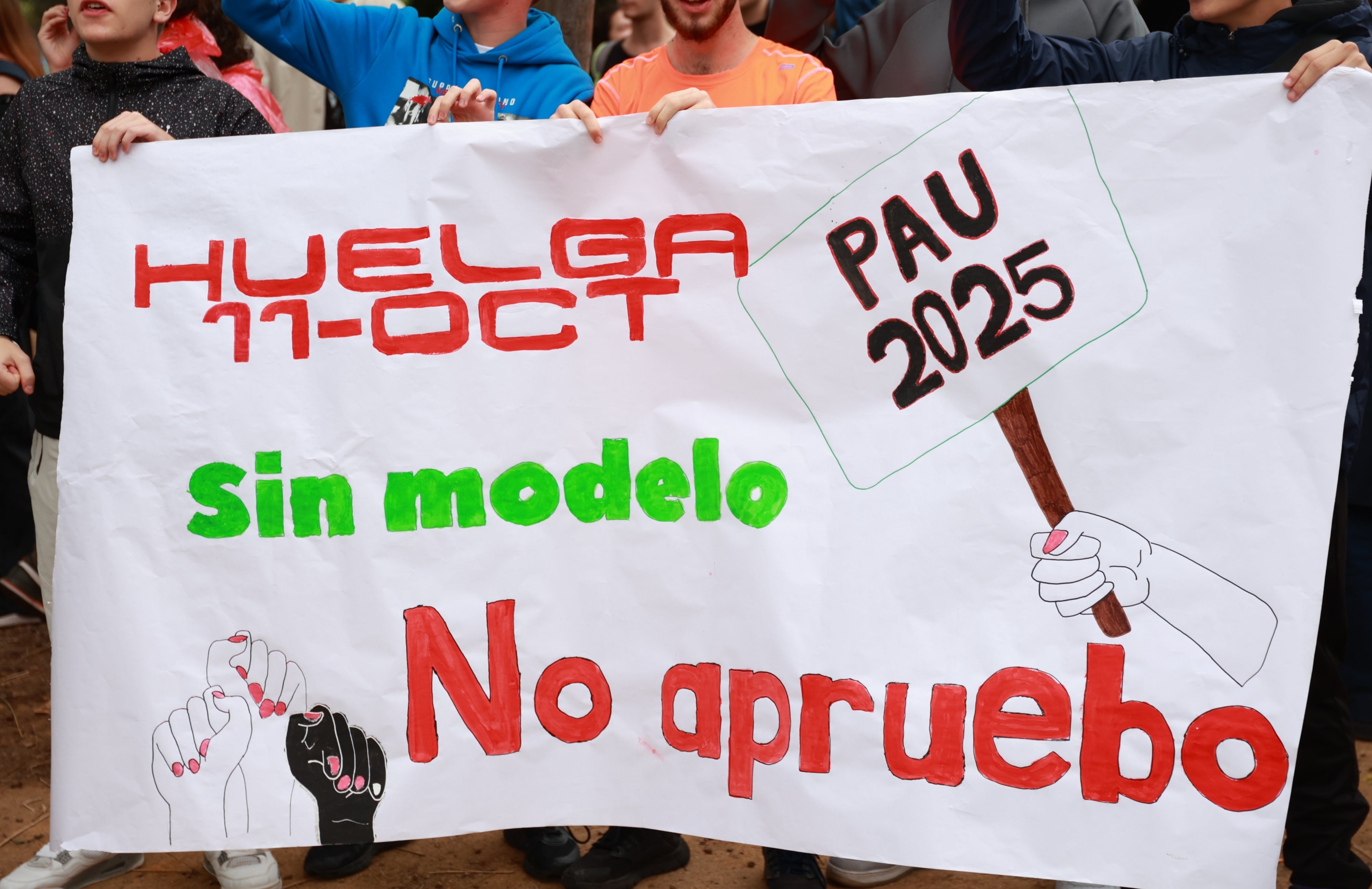 Miles de estudiantes se manifiestan por la nueva selectividad: "Esto es una vergüenza" Miles de estudiantes se manifiestan por la nueva selectividad: "Esto es una vergüenza"