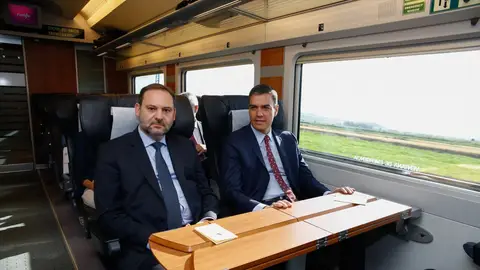 José Luis Ábalos y Pedro Sánchez en una imagen de archivo Las mentiras del Gobierno en el viaje de Delcy a España: la UCO desmonta la versión del PSOE y Sánchez
