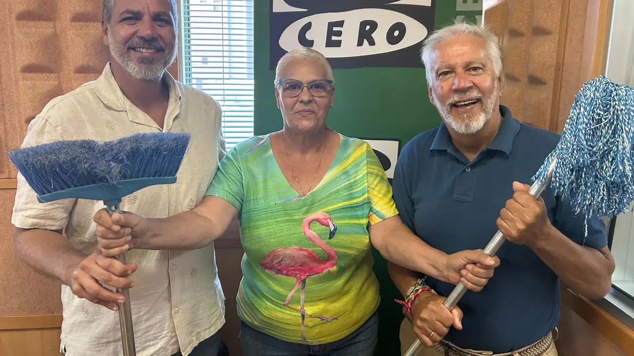 Recibimos a varios de los representantes vecinales que el próximo día 25 van a realizar 'La revolución de las escobas' para protestar contra el estado de la limpieza en Las Palmas de Gran Canaria Recibimos a varios de los representantes vecinales que el próximo día 25 van a realizar 'La revolución de las escobas' para protestar contra el estado de la limpieza en Las Palmas de Gran Canaria