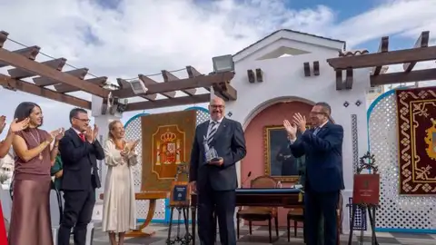 Juan A. Espinosa recibió la Distinció Cultural 'Ciutat de Benidorm' el pasado 9 d'Octubre Juan A. Espinosa recibió la Distinció Cultural 'Ciutat de Benidorm' el pasado 9 d'Octubre