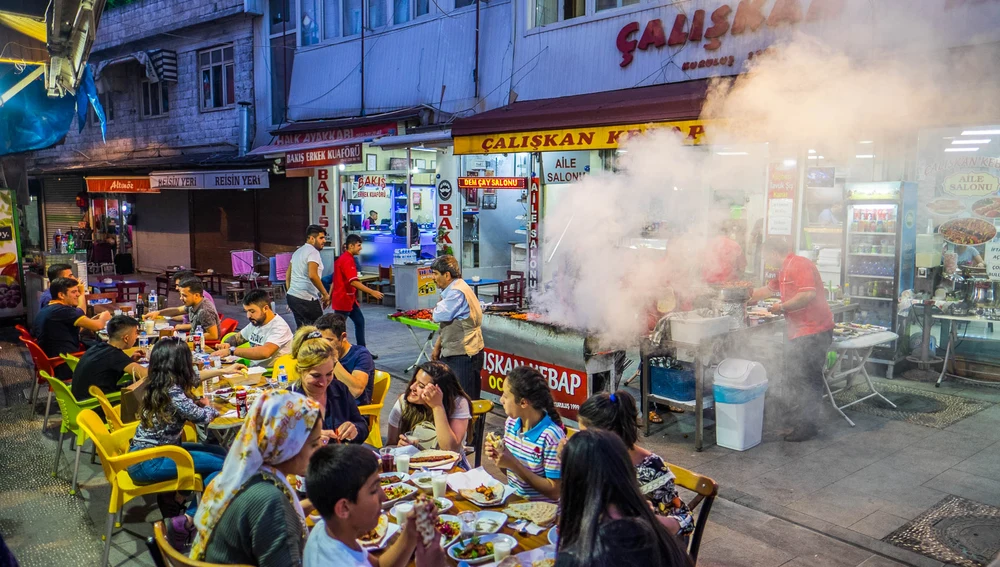 Las calles turcas se animan con terrazas de restaurantes Las calles turcas se animan con terrazas de restaurantes
