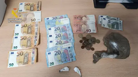 Detenido un hombre de 35 años por conducción temeraria o tráfico de drogas tras saltarse un control operativo en Alcuéscar Detenido un hombre de 35 años por conducción temeraria o tráfico de drogas tras saltarse un control operativo en Alcuéscar