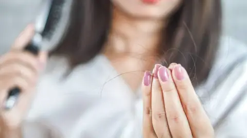 Por qué se me cae tanto el pelo: estas pueden ser las causas, según los dermatólogos Por qué se me cae tanto el pelo: estas pueden ser las causas, según los dermatólogos