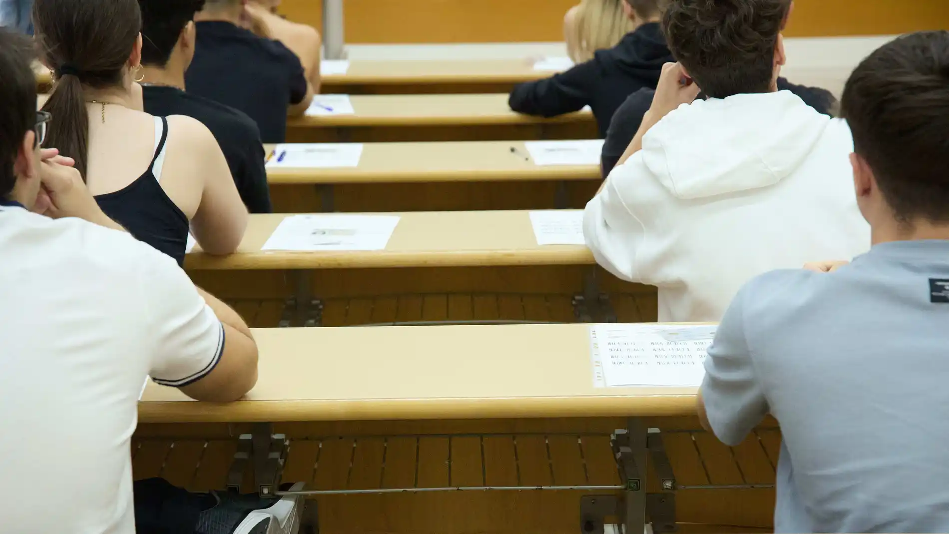 Alumnos en un aula al comienzo de un examen, el primer dÃa de la Evaluación de Acceso a la Universidad (EvAU), en la Politécnica de la Universidad de Alcalá de Henare | FOTO DE ARCHIVO Alumnos en un aula al comienzo de un examen, el primer dÃa de la Evaluación de Acceso a la Universidad (EvAU), en la Politécnica de la Universidad de Alcalá de Henare | FOTO DE ARCHIVO