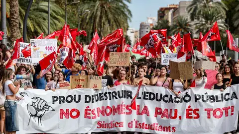 Estudiantes protestan ante Educación por el retraso en conocer los exámenes de la PAU Estudiantes protestan ante Educación por el retraso en conocer los exámenes de la PAU