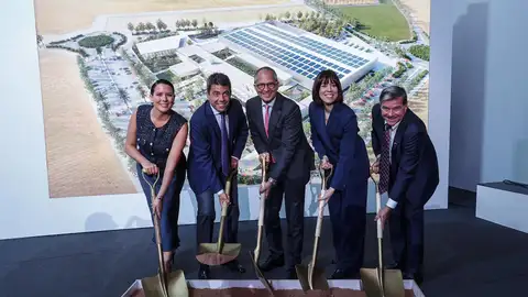 Acto de colocación de la primera piedra de la nueva planta de producción de Edwards Lifesciences, en el polígono industrial Moncada III. Acto de colocación de la primera piedra de la nueva planta de producción de Edwards Lifesciences, en el polígono industrial Moncada III.