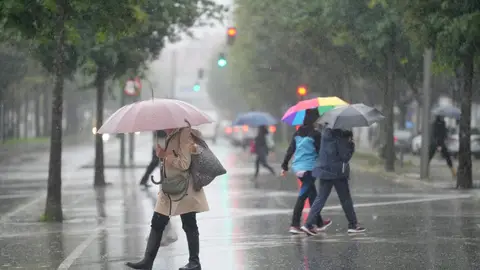 Varias personas caminan bajo la lluvia en Santiago de Compostela. Varias personas caminan bajo la lluvia en Santiago de Compostela.
