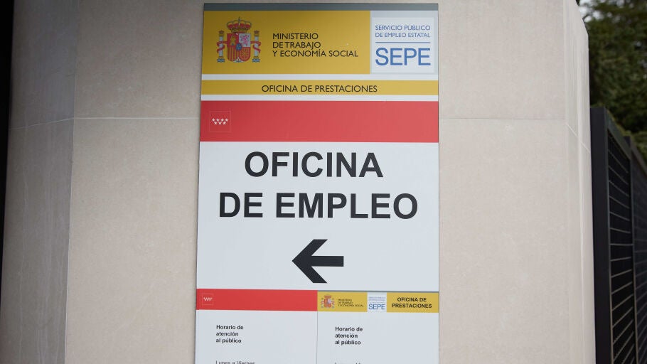 Vista de las indicaciones de una oficina de empleo del SEPE del Barrio del Pilar | Foto de archivo