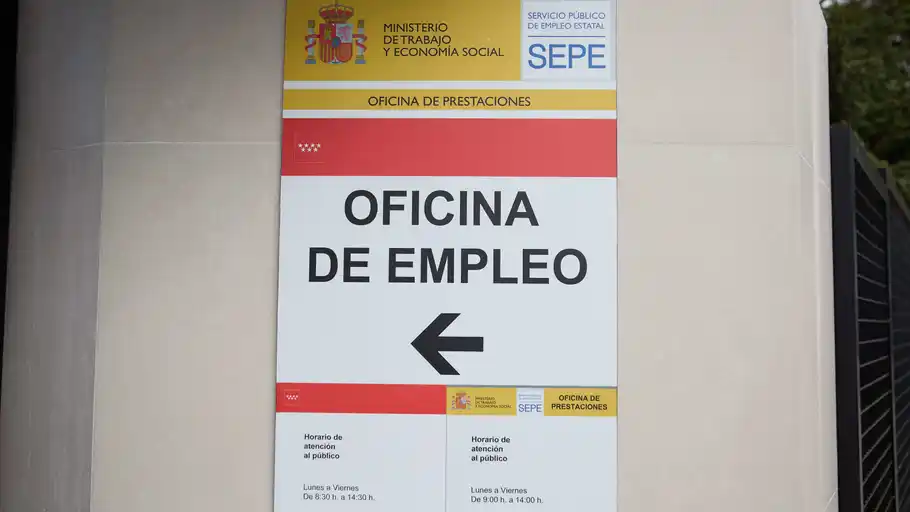 Vista de las indicaciones de una oficina de empleo del SEPE del Barrio del Pilar | Foto de archivo Vista de las indicaciones de una oficina de empleo del SEPE del Barrio del Pilar | Foto de archivo
