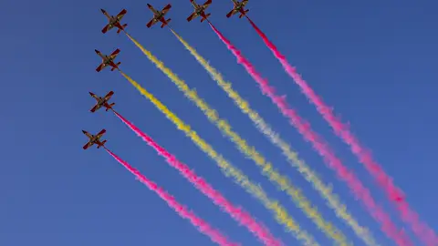 Imagen de archivo de la patrulla Águila en el desfile del Día de la Fiesta Nacional del año pasado. Cancelado por la lluvia el desfile aéreo del 12 de octubre, la Patrulla Águila y el salto en paracaídas