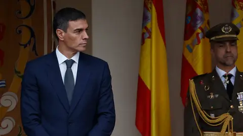 El presidente del Gobierno, Pedro Sánchez, durante el desfile del Día de la Fiesta Nacional La presidenta de la AVT se encara con Pedro Sánchez en el Palacio Real por la ley que rebaja las penas a los etarras