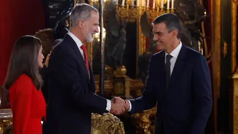 Los reyes Felipe y Letizia reciben al presidente del Gobierno, Pedro Sánchez (d), a su llegada a la recepción con motivo del día de la Fiesta Nacional de España, celebrada tras el tradicional desfile, este sábado en el Palacio Real de Madrid. Los reyes Felipe y Letizia reciben al presidente del Gobierno, Pedro Sánchez (d), a su llegada a la recepción con motivo del día de la Fiesta Nacional de España, celebrada tras el tradicional desfile, este sábado en el Palacio Real de Madrid.