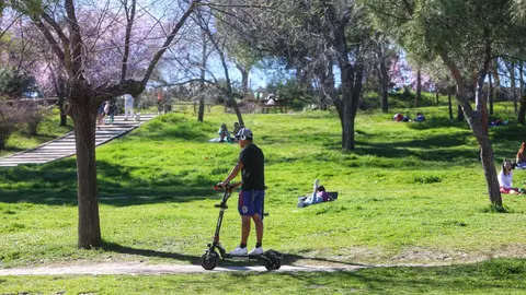Un hombre montando en patinete en la Casa de Campo en una imagen de archivo. Un hombre montando en patinete en la Casa de Campo en una imagen de archivo.