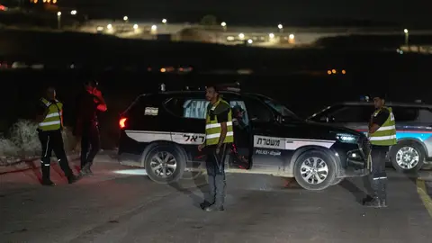 Servicios de emergencias y policía bloquean la zona en la que se ha producido el ataque con drones. Servicios de emergencias y policía bloquean la zona en la que se ha producido el ataque con drones.