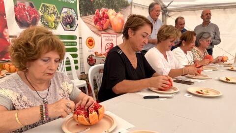 Momento del concurso de pelar granada de la Fireta del Camp d'Elx.