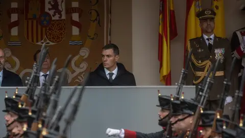 El presidente del Gobierno, Pedro Sánchez, durante el desfile militar del 12 de octubre en Madrid Los frentes abiertos de Pedro Sánchez en el desfile del 12 de octubre: del 'caso Koldo' al cruce de acusaciones con Feijóo