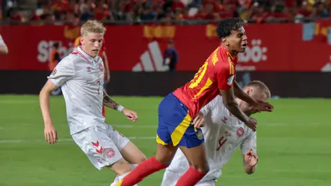 El delantero de la selección española, Lamine Yamal, durante la entrada que sufrió en el partido ante Dinamarca Lamine Yamal abandona la concentración de la Selección