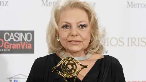 Mayra Gómez Kemp con su Premio Iris a Toda una Vida Mayra Gómez Kemp con su Premio Iris a Toda una Vida