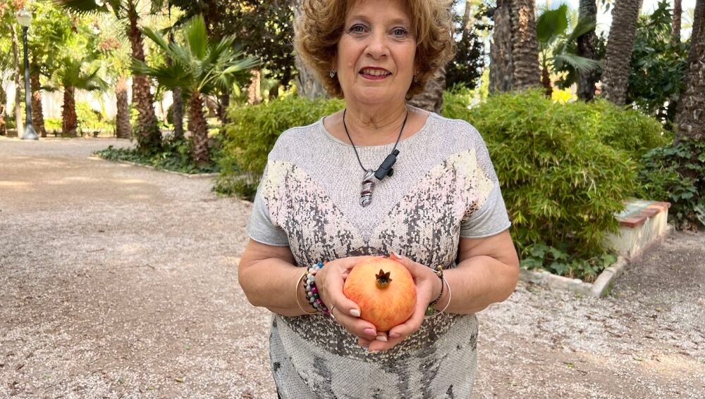 La agricultora Vicentina Navarro con el ejemplar ganador del concurso de granada Ideal.