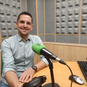 El periodista onubense, Juanma Garrido Antes, en los estudios de Onda Cero Huelva.