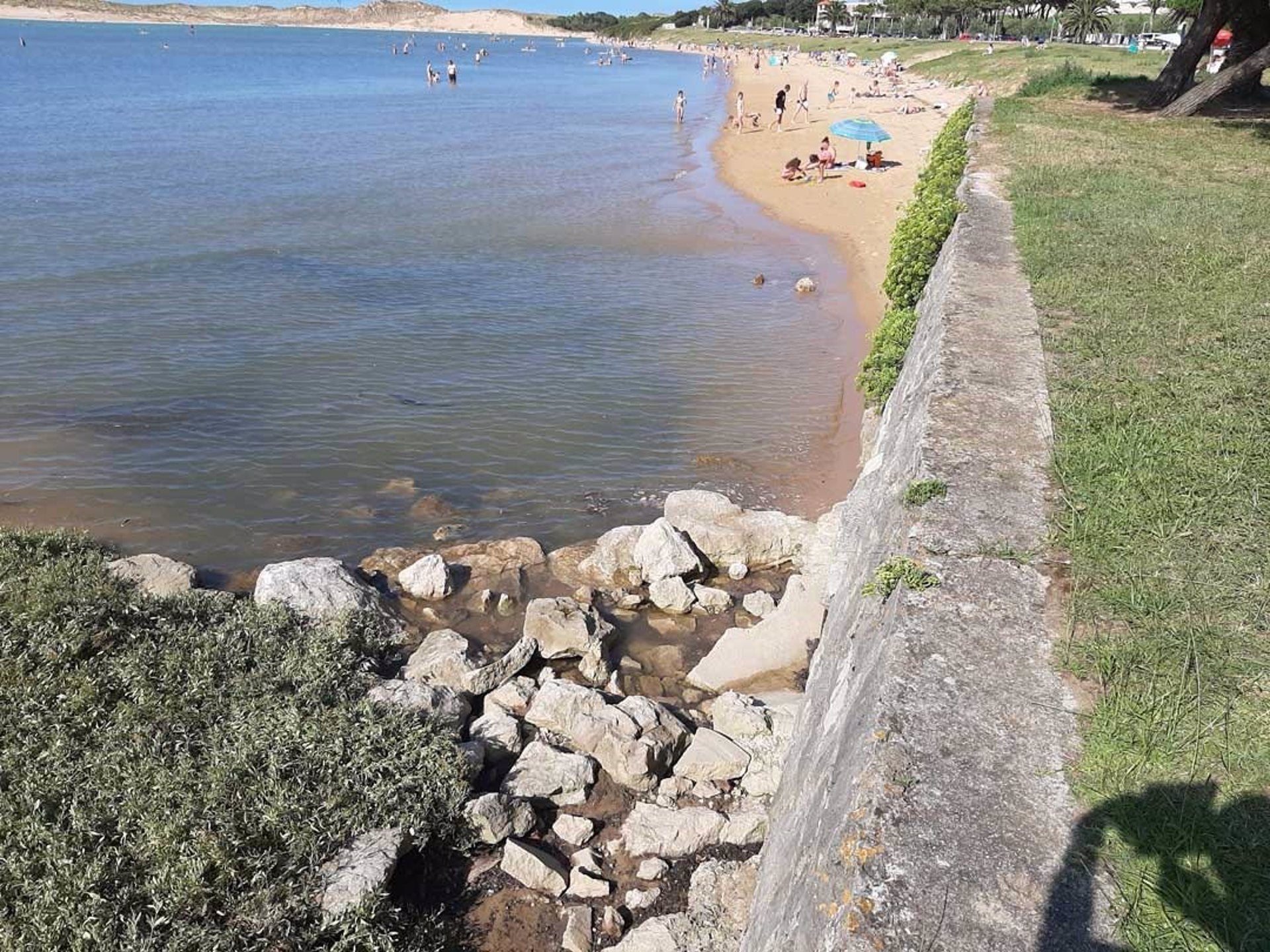 Ecologistas en Acción denuncia 11 puntos de vertidos en tres ríos y el litoral de Cantabria Ecologistas en Acción denuncia 11 puntos de vertidos en tres ríos y el litoral de Cantabria